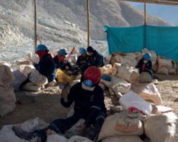 PALLAQUERAS. Entre piedras y oro. Diagnóstico participativo en las regiones de Arequipa, Ayacucho y Puno